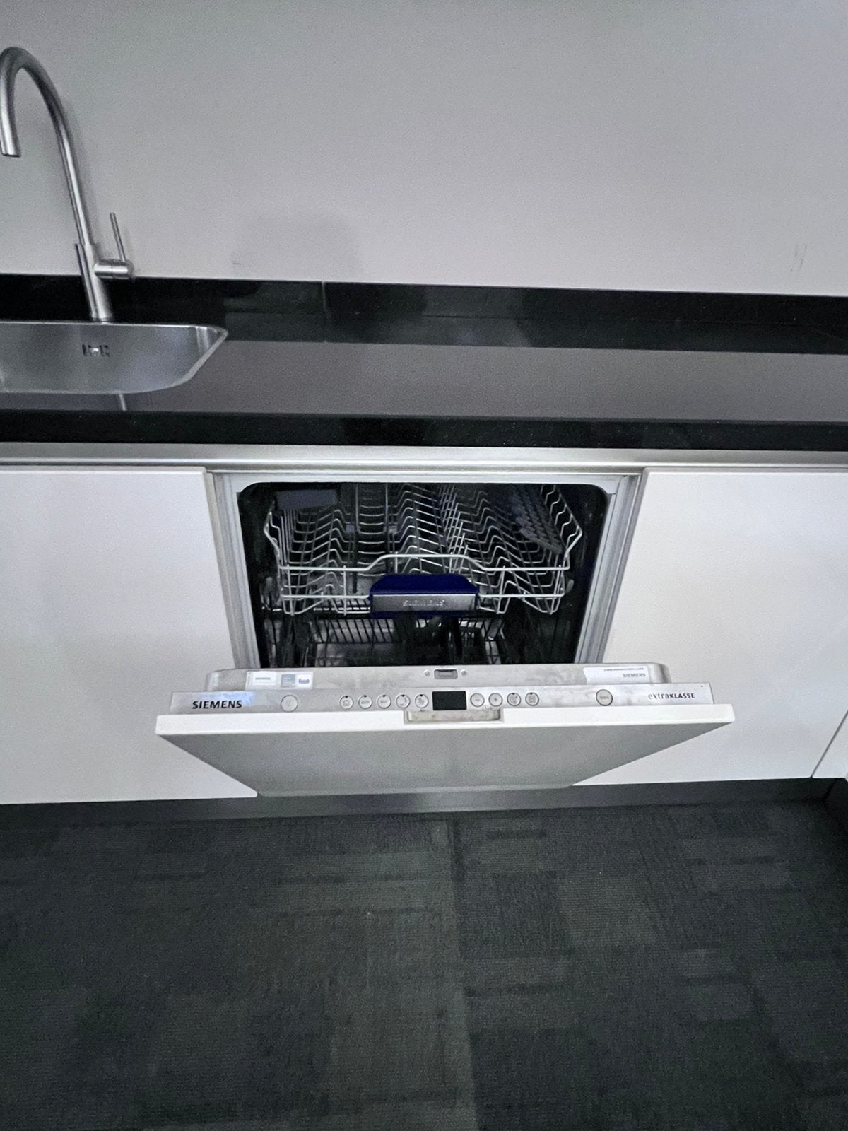 Foto 9 van Puntgave Siematic keuken met bora en zwart granieten blad.