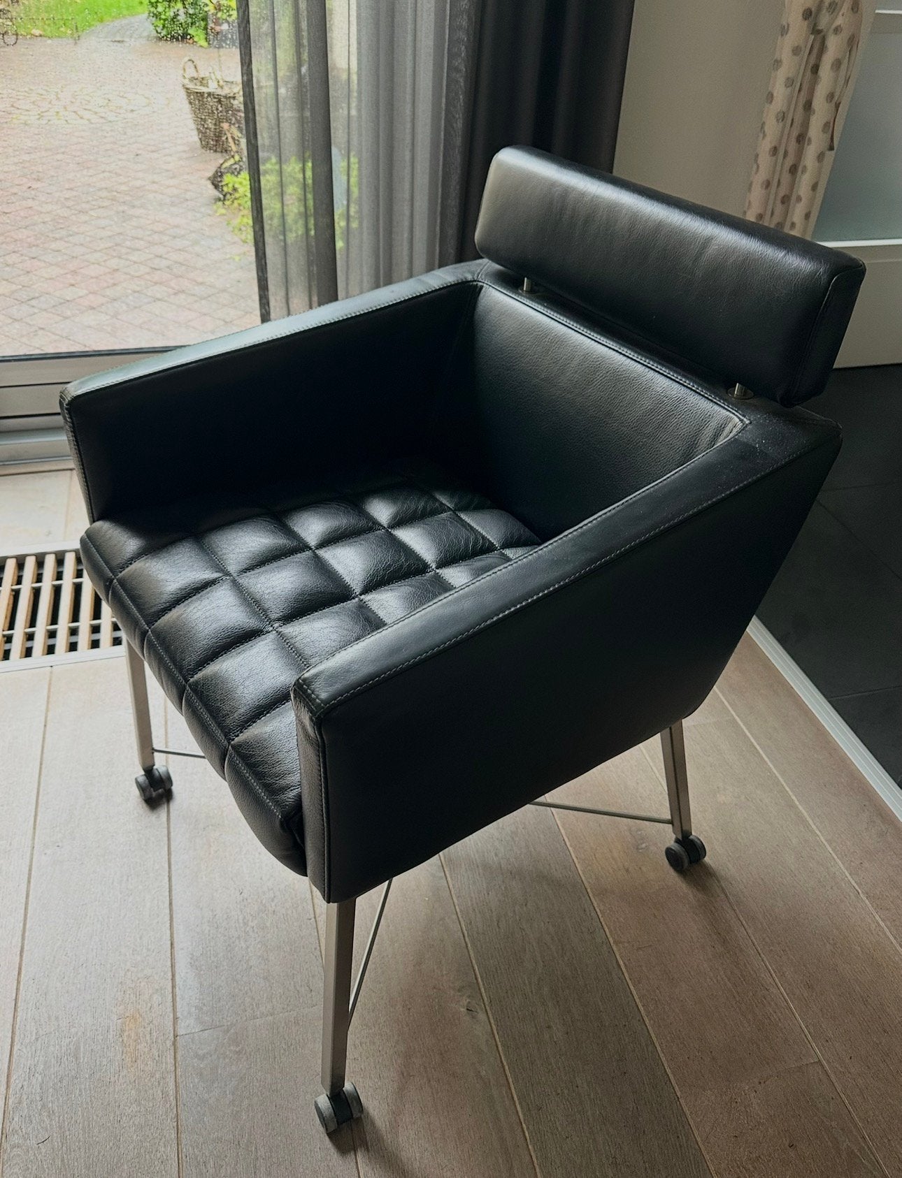 Zwarte leren eetkamerstoelen - vier stuks - wieltjes, Ophalen, Gebruikt, Zwart, Vier