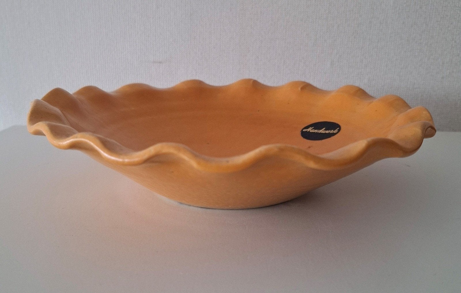 Gele, handgemaakte keramieken schaal. 22,5 cm. Als nieuw., Porselein of Keramiek, Schaal, Rond, Ophalen of Verzenden