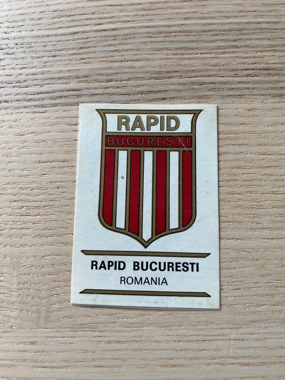 Panini Football badges 1975 #247 Rapid Boekarest, Verzamelen, Sportartikelen en Voetbal, Verzenden, Gebruikt, Buitenlandse clubs