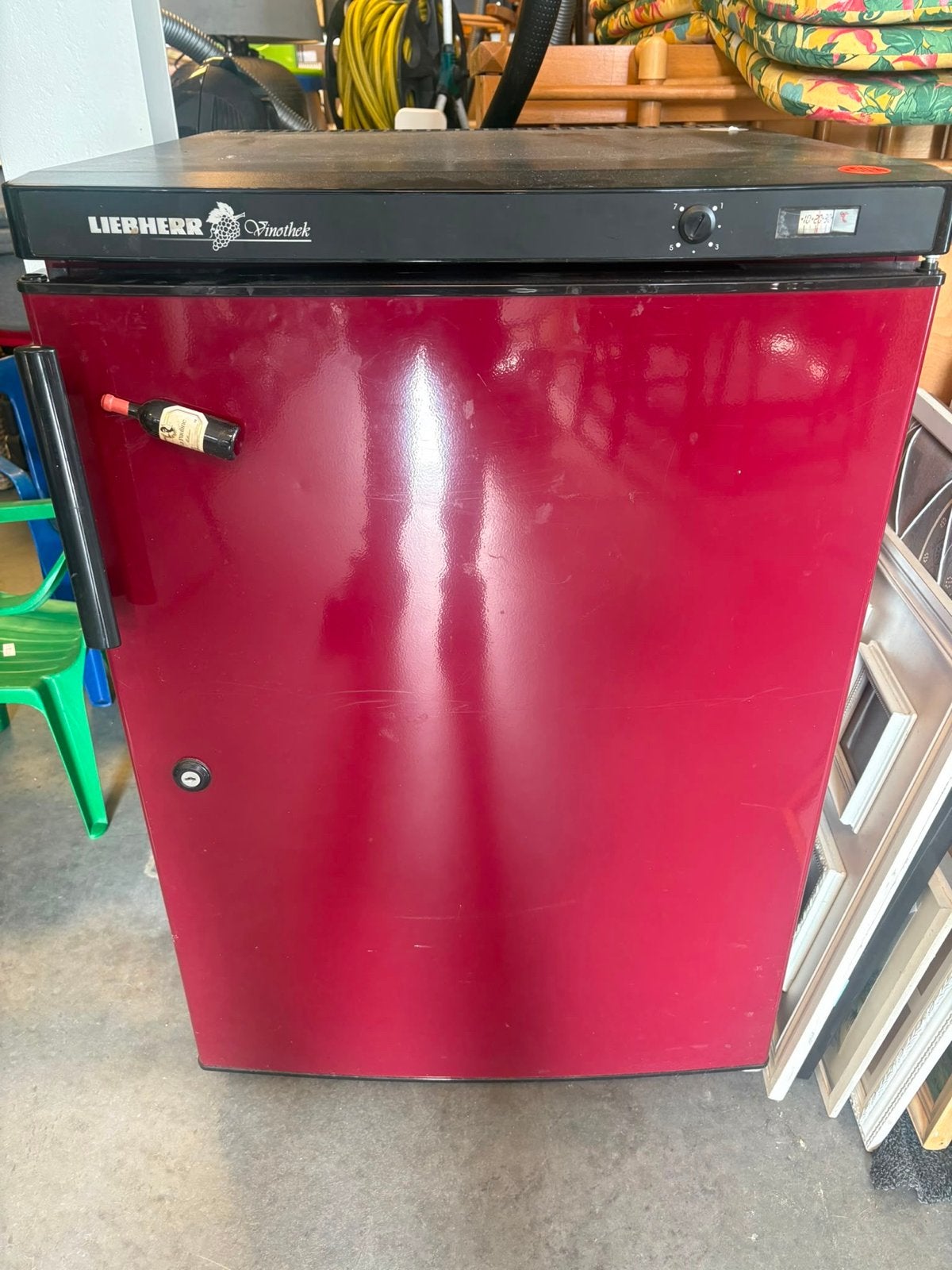 Liebherr Vinothek Wijnkoelkast - Rood, 150 tot 200 liter, 45 tot 60 cm, Ophalen, 85 tot 120 cm