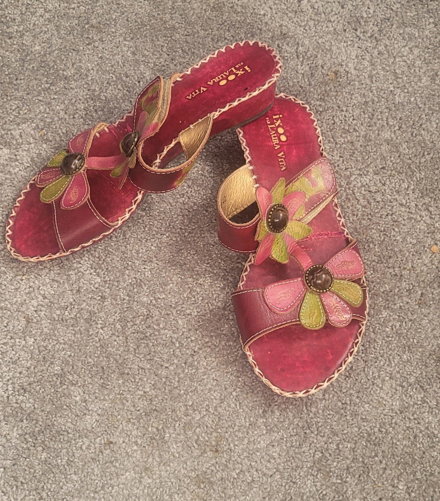 Laura Vita Marlene sandalen met bloemendetails, Kleding | Dames, Schoenen, Gedragen, Laura Vita, Rood, Sandalen of Muiltjes