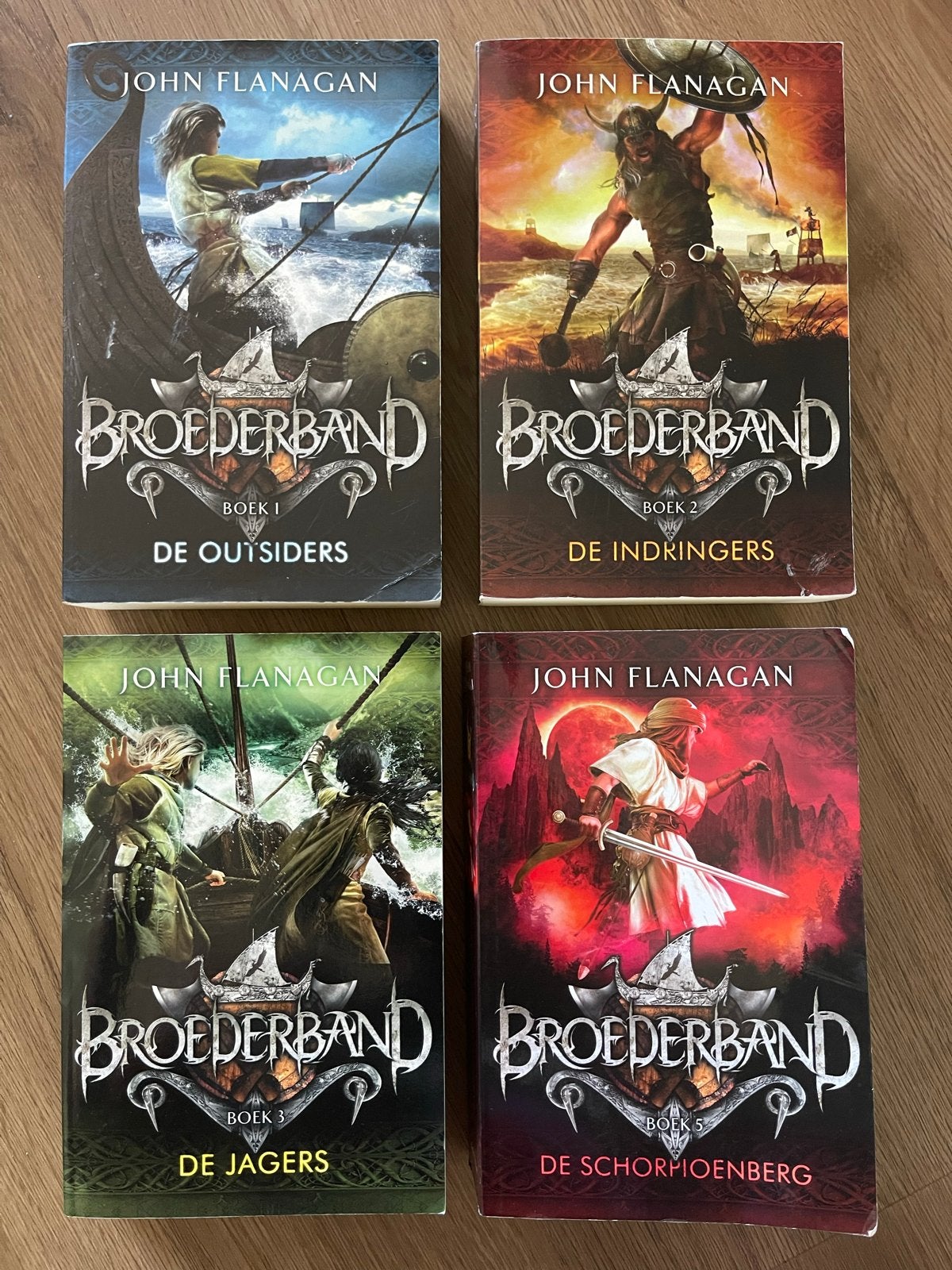 Broederband boeken 1, 2, 3 en 5 - John Flanagan, Boeken, Ophalen of Verzenden, Gelezen