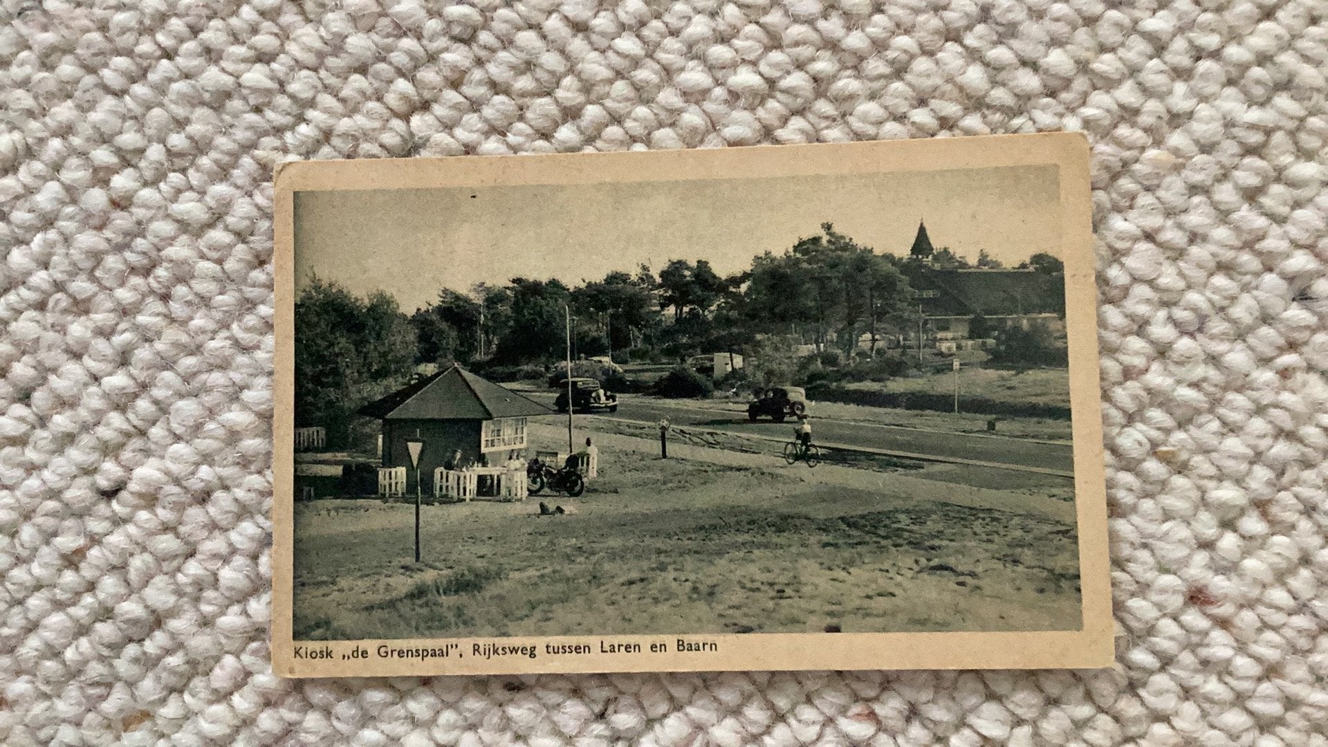 Ansichtkaart Rijksweg Laren-Baarn Kiosk De Grenspaal 1953, Ophalen of Verzenden, 1940 tot 1960, Gelopen, Noord-Holland