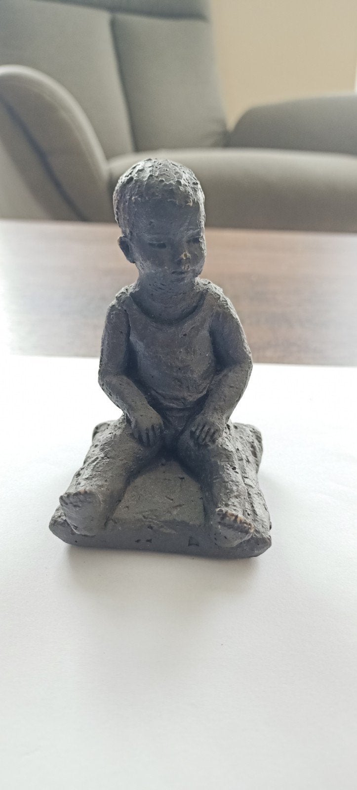 Geert Kunen, Beeldje zittende baby - Steen of Keramiek, Antiek en Kunst, Ophalen, Overige onderwerpen, Minder dan 20 cm, Gemerkt