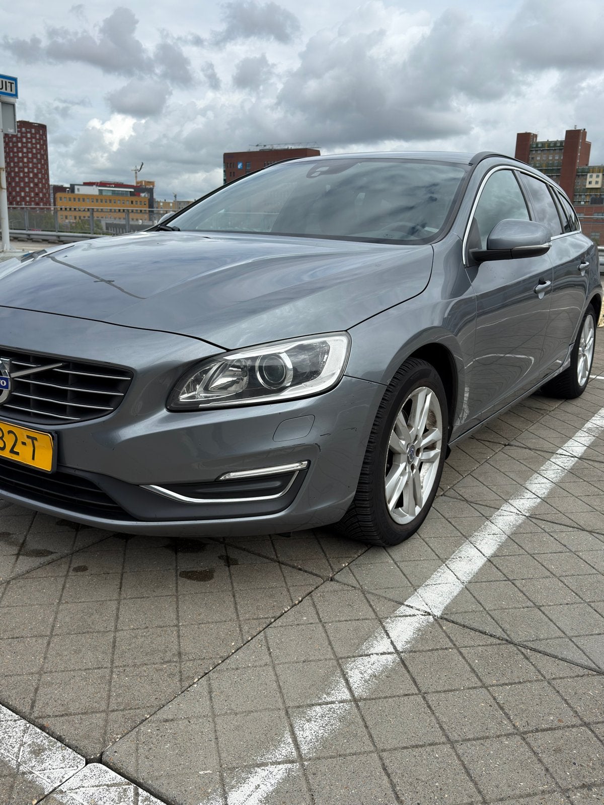 Volvo V60 D4 190pk Geartronic 2016 Grijs, Auto's, Volvo, 1969 cc, 23 km/l, Diesel, Particulier