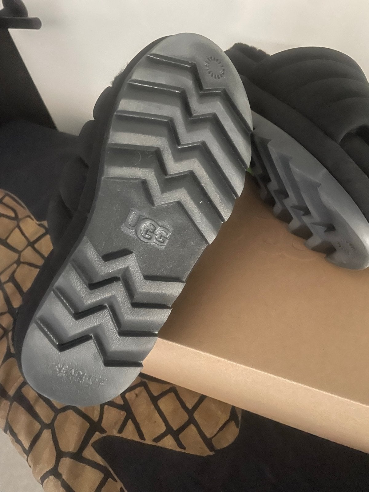 Ugg slippers zwart, maat 40, Ophalen of Verzenden, Zo goed als nieuw, Zwart, Slippers