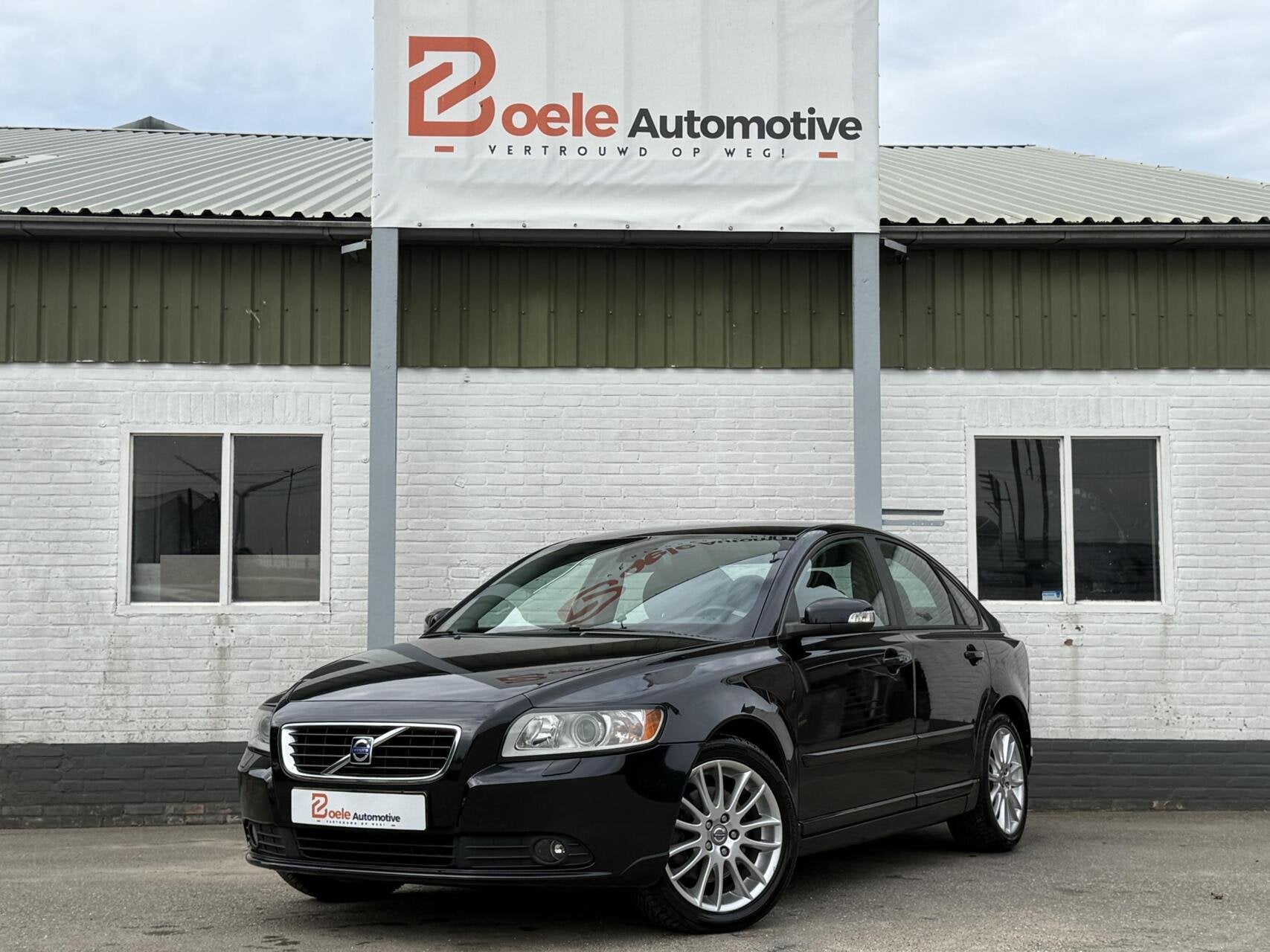 Volvo S40 2.4 Momentum Aut / 2e Eig / Leder / Orig NL / PDC, Auto's, Dealer onderhouden, Gebruikt, 700 kg, Zwart
