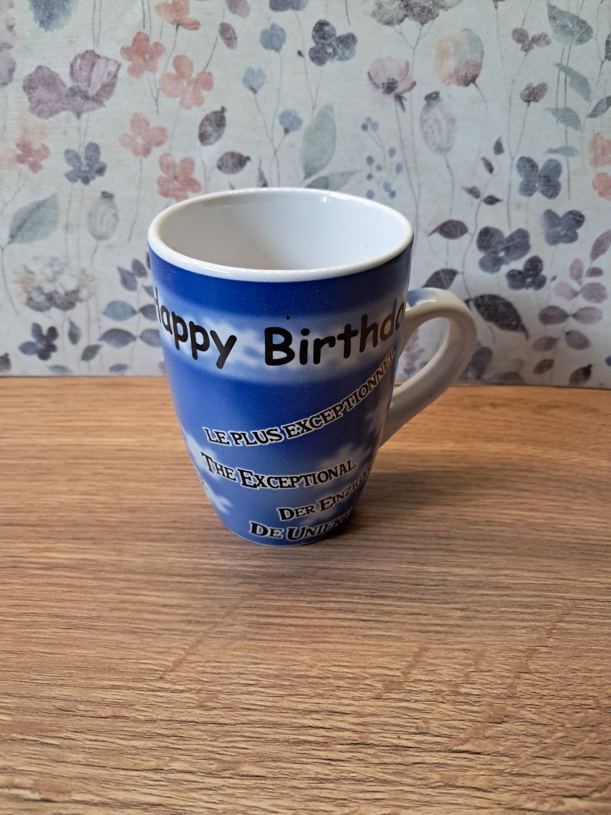 Gratis partij van 38 mokken 'Happy Birthday' - Nieuw, Ophalen, Nieuw, Steen/keramiek, Overige merken