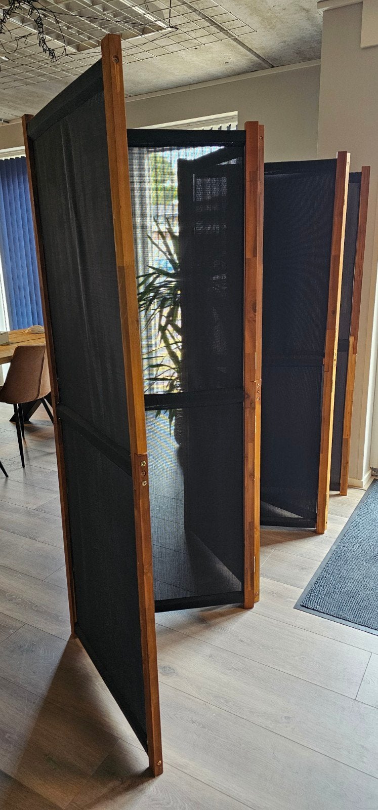 Stijlvol kamerscherm / scheidingswand van hout en gaas, Ophalen