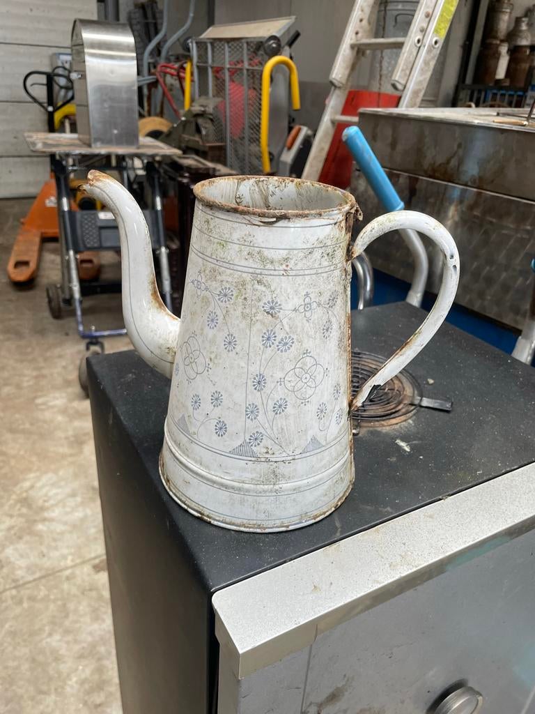 Antieke geëmailleerde koffiekan met bloemmotief, Ophalen