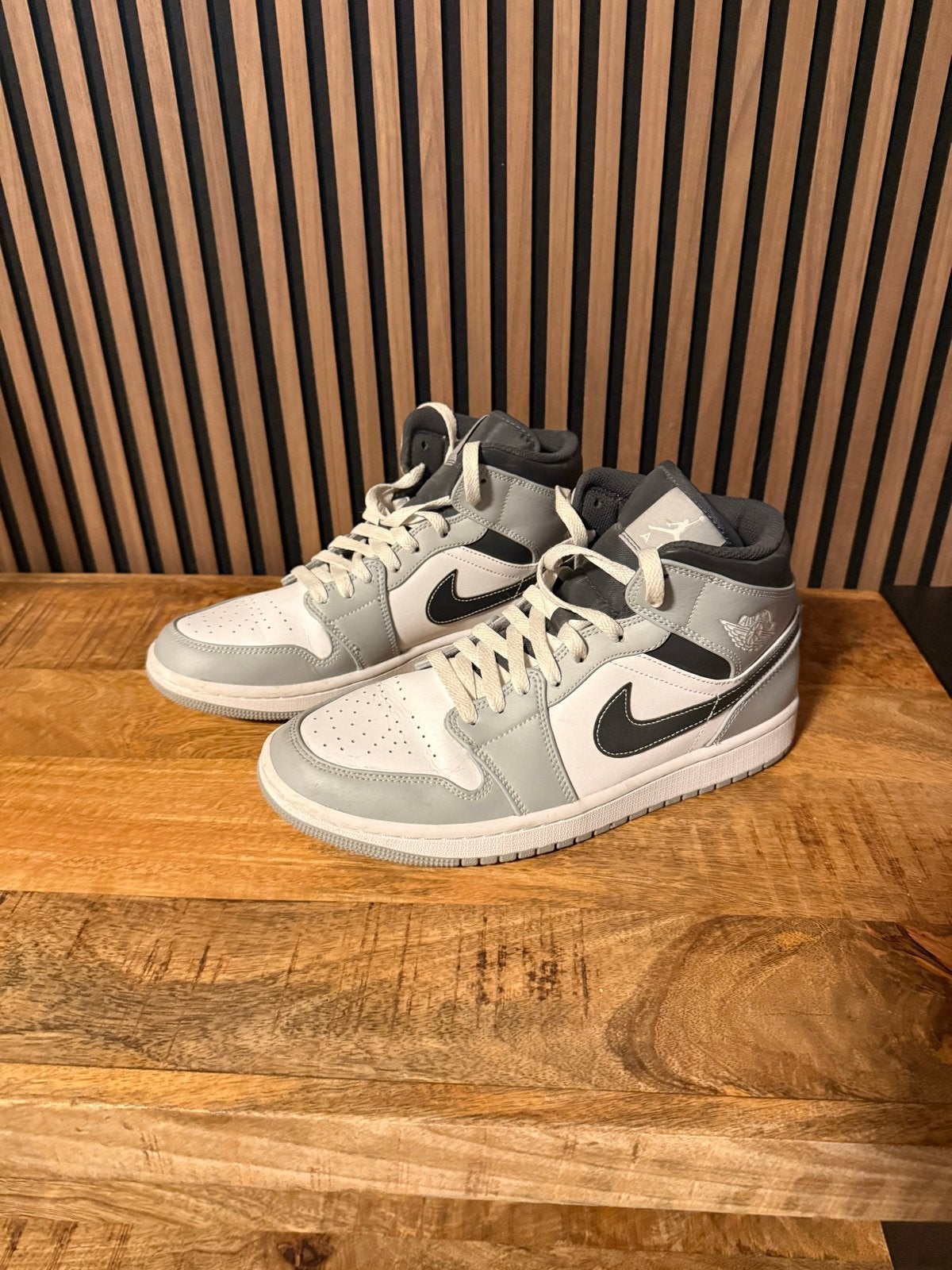 Nike Air Jordan 1 Mid Light Smoke Grey, Ophalen, Zo goed als nieuw, Overige kleuren, Sneakers of Gympen