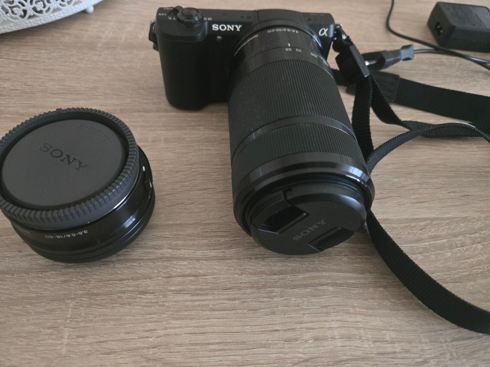 Sony Alpha 5100 met 16-50mm en 70-210mm lenzen + lader, Ophalen, Gebruikt, Oplader, Sony