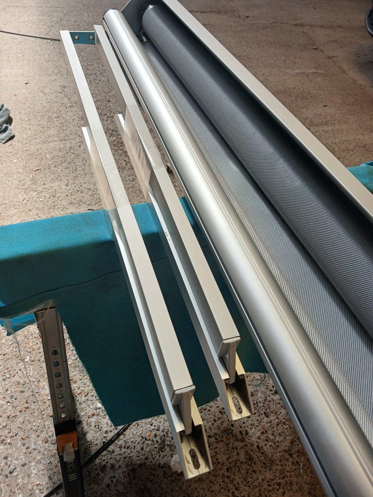 1 x zonnescherm uitvalscherm 377.5 x 100 electrisch., Ophalen, Grijs