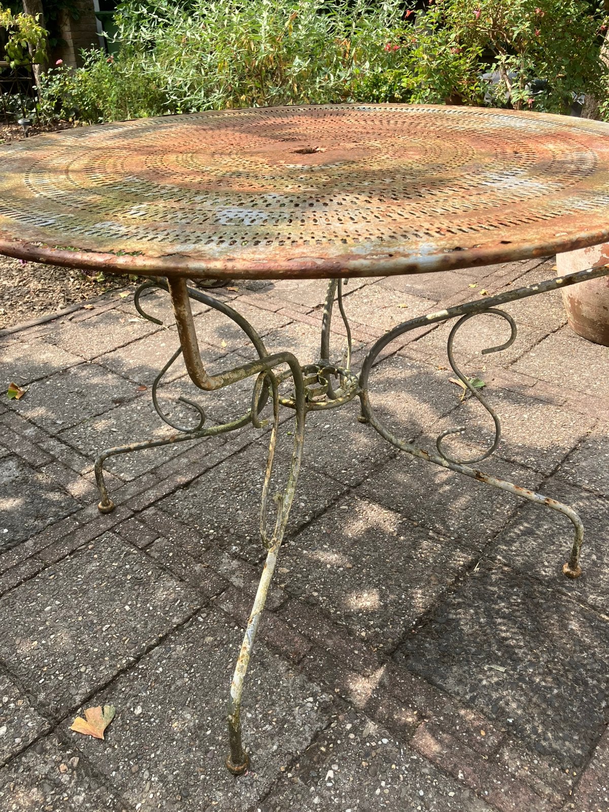 Tuintafel van verroest ijzer, Ophalen, Gebruikt, Rond, Metaal