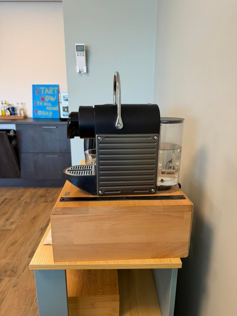 Nespresso koffiezetapparaat met melkopschuimer, Ophalen, Overige typen, Zo goed als nieuw, Meerkleurig
