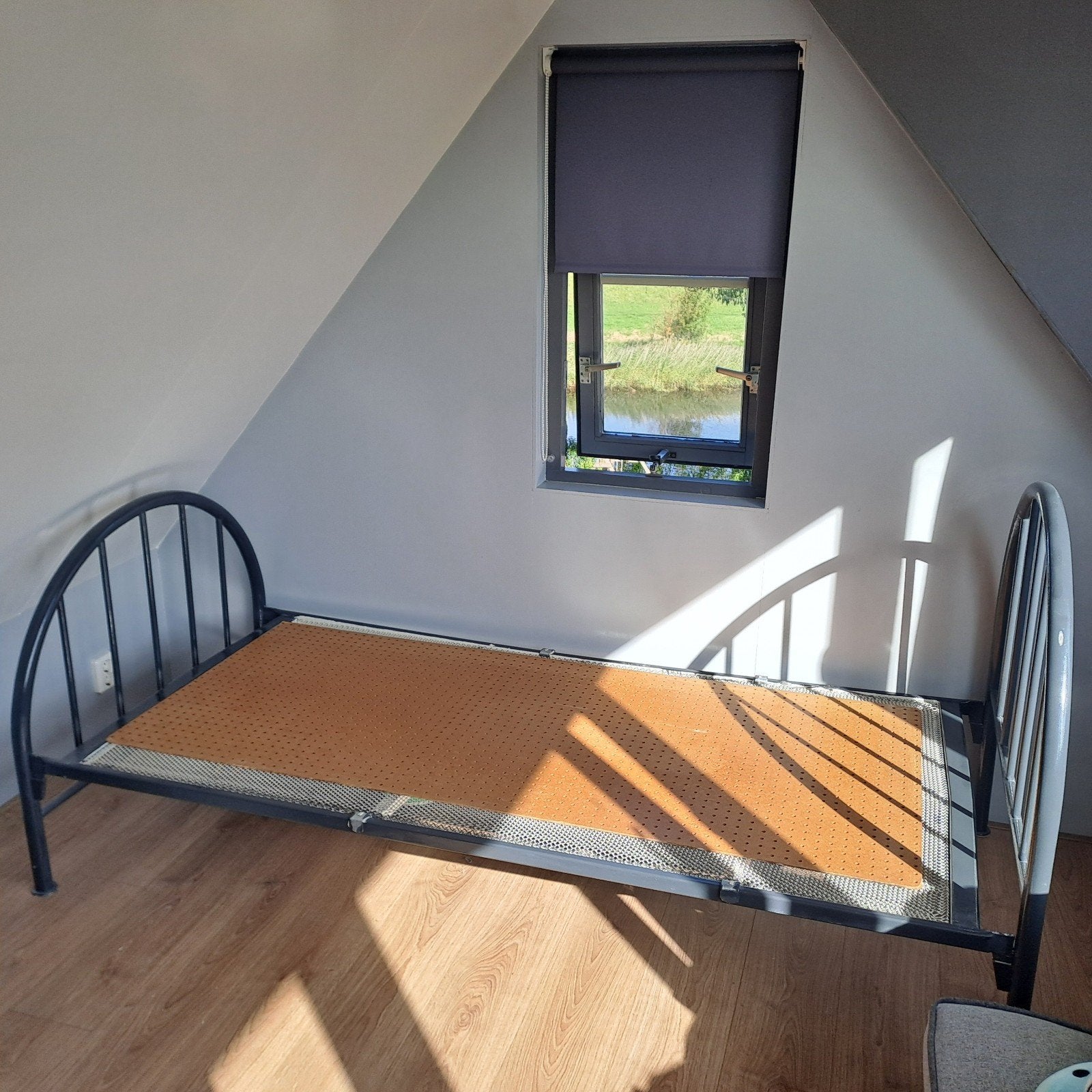 Eenpersoonsbed met metalen frame - Grijs, Ophalen, Gebruikt, 90 cm, Eenpersoons