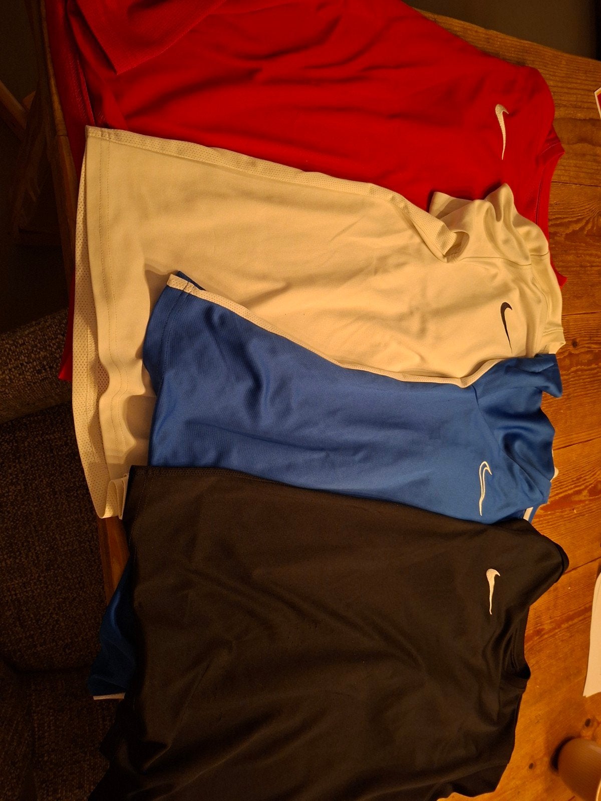 4 mooie Nike sportshirts - kindermaat L en XL (10-12 jaar), Kinderen en Baby's, Gebruikt, Jongen of Meisje, Sport- of Zwemkleding