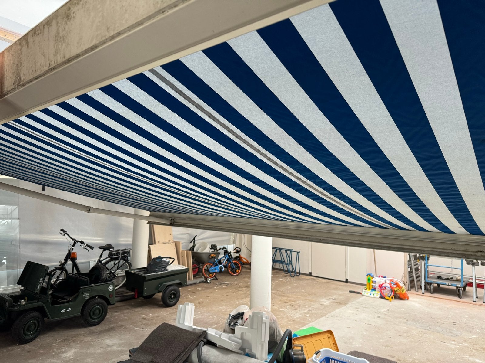 Elektrisch Knikarmscherm - Blauw/Wit Gestreept 580 br, Ophalen, Gebruikt, 450 cm of meer, Elektrisch