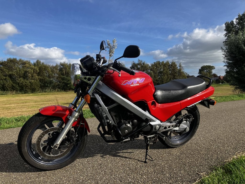 Nette Honda NTV 650, Met crash bar en koffers, Cardan-aandrijving, 2 cilinders, Motorrijbewijs A, Bedrijf