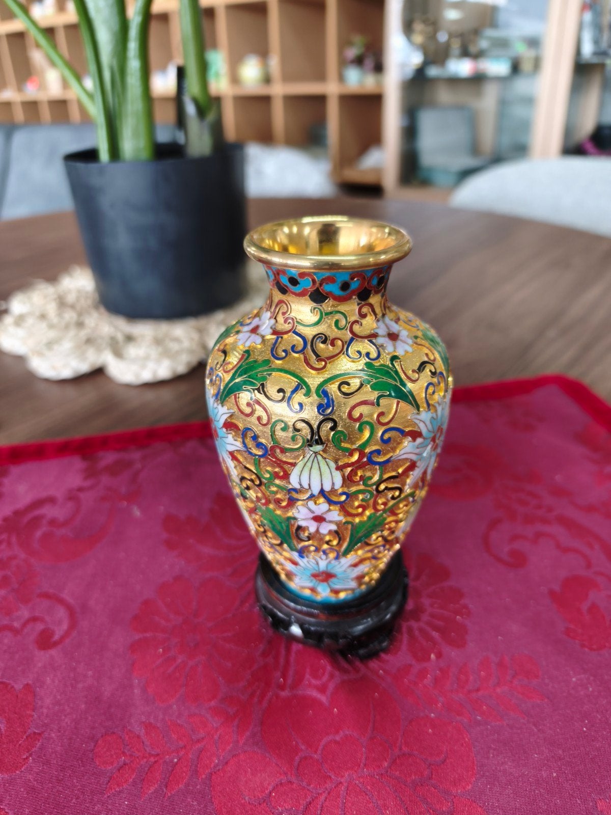 Prachtige Goudkleurige Cloisonné Vaas met Houten Sokkel, Ophalen of Verzenden