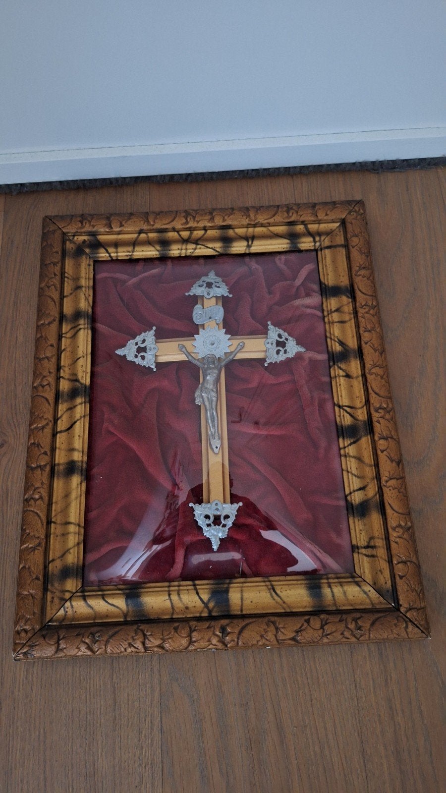 Oud kruisbeeld in lijst met bol glas, Antiek en Kunst, Ophalen of Verzenden