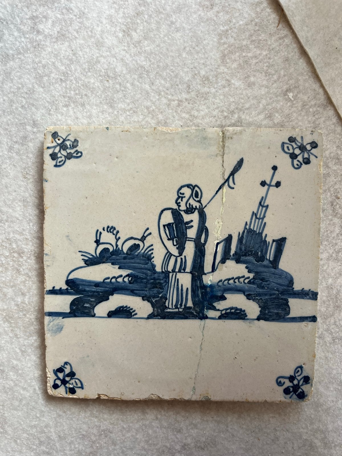 Antieke Delfts blauwe tegel met een figuur in landschap, Ophalen of Verzenden