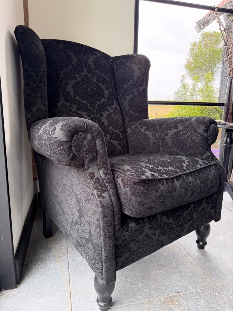 Zwarte fauteuil met houten gedraaide poten, Ophalen, Gebruikt, Klassiek, Stof