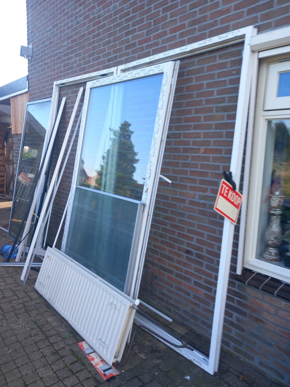 GRATIS,  GRATIS .Twee kunststof kozijnen met dubbel glas, Gebruikt, Ophalen of Verzenden, Buitendeur, Glas