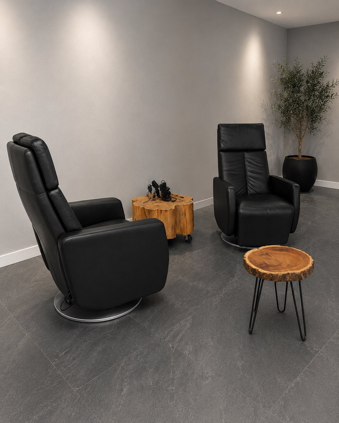 Relaxstoel 2 stuks voor €399,- Echt Leder, Huis en Inrichting, Fauteuils, Ophalen of Verzenden, Zo goed als nieuw, 75 tot 100 cm