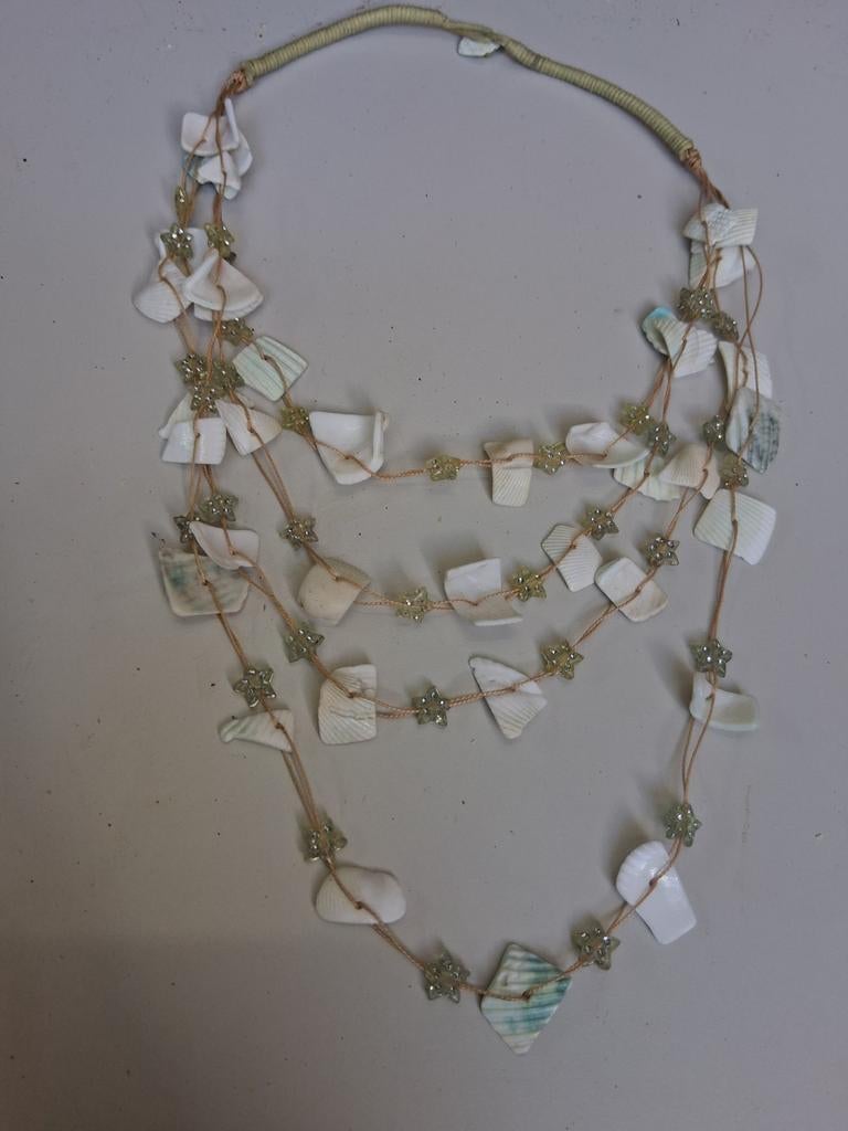 Unieke balinese handgemaakte schelpenketting met kralen, Met kristal, Overige materialen, Gebruikt, Wit