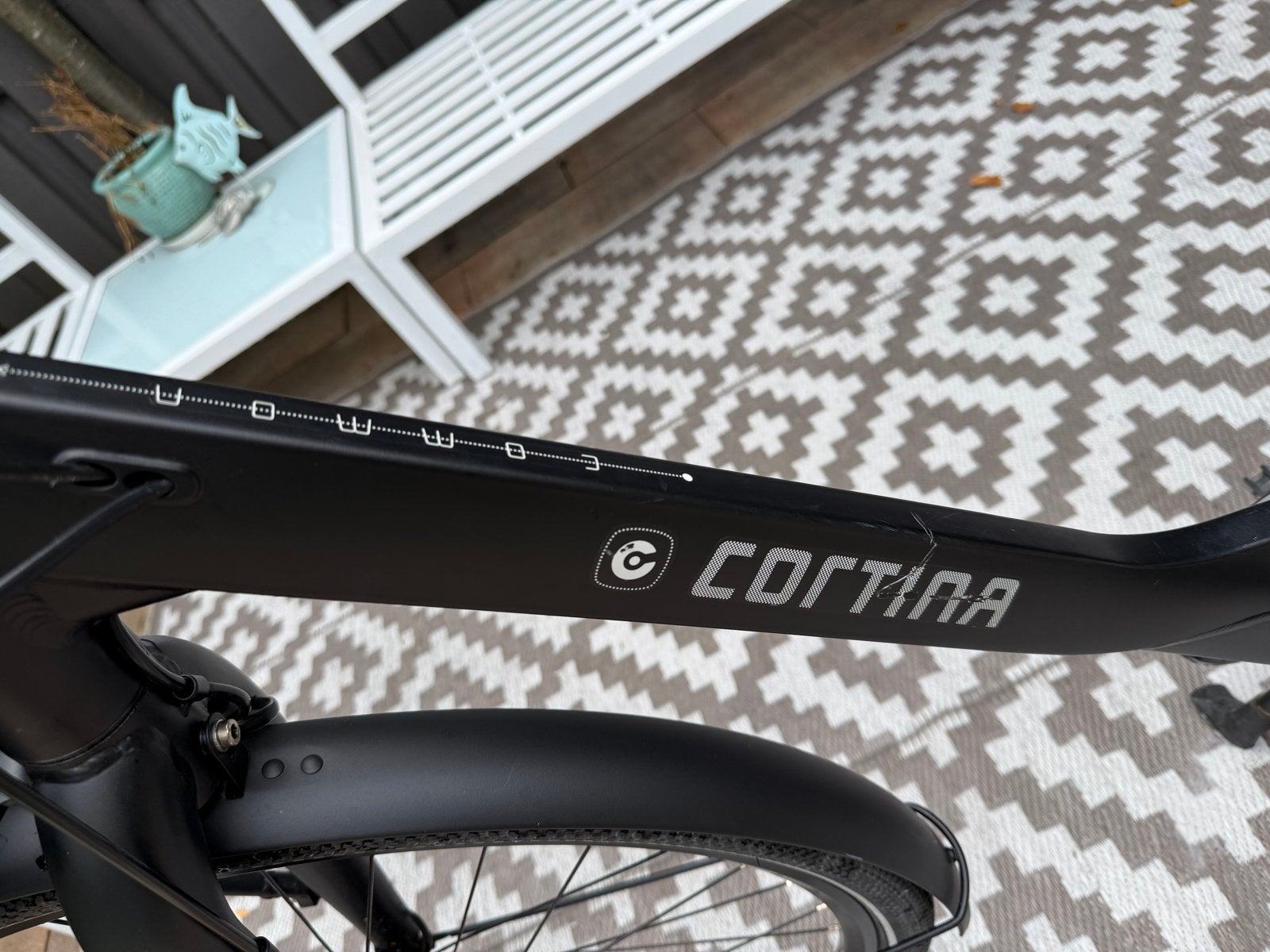 Zwarte Cortina Common Damesfiets met Mand en Slot, Gebruikt, Velgrem, Versnellingen, 50 tot 53 cm