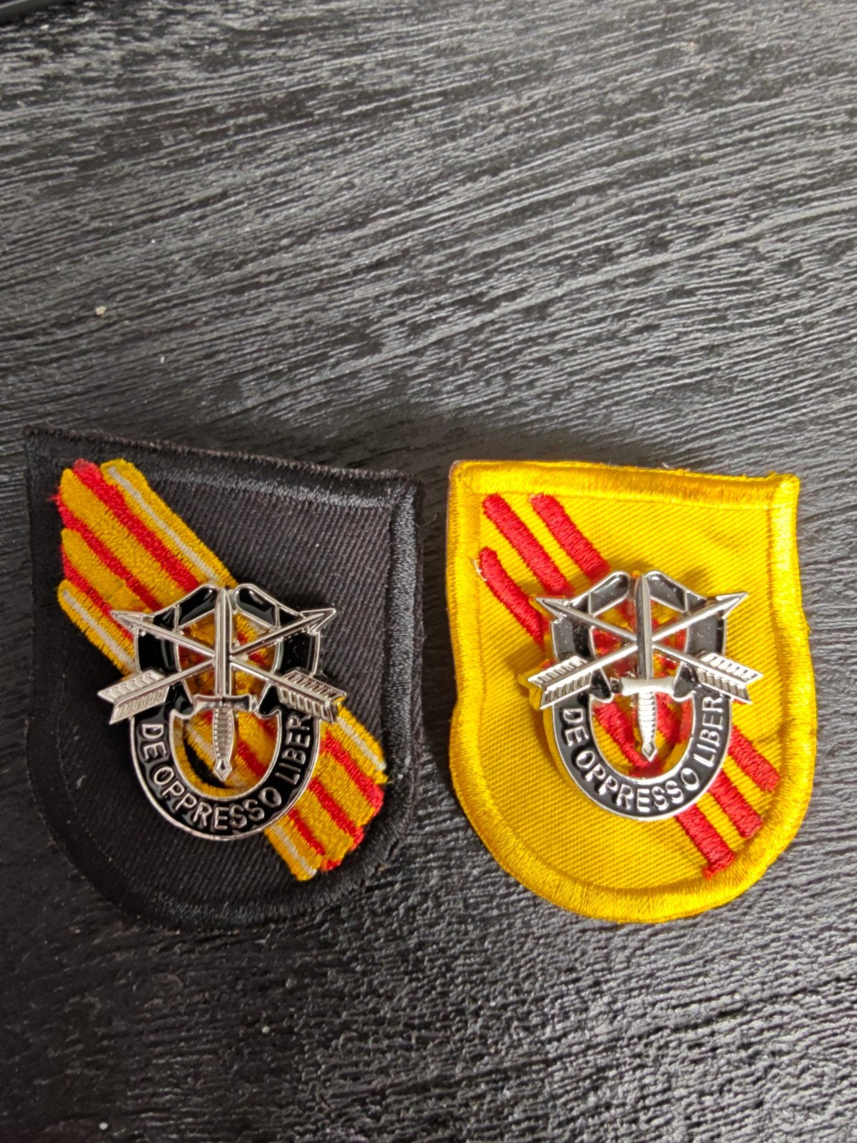 2 baretemblemen 5th Special Forces Group Vietnam periode, Ophalen of Verzenden, Landmacht, Nederland, Embleem of Badge