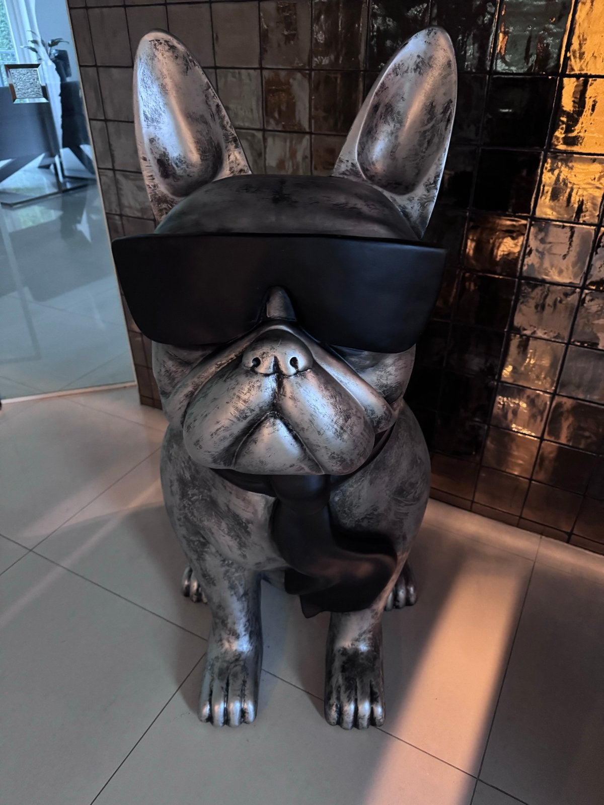 Grote kunststof bulldog met zonnebril en stropdas, Antiek en Kunst, Kunststof, Zoogdier, 1 meter - 2 meter, Beeld