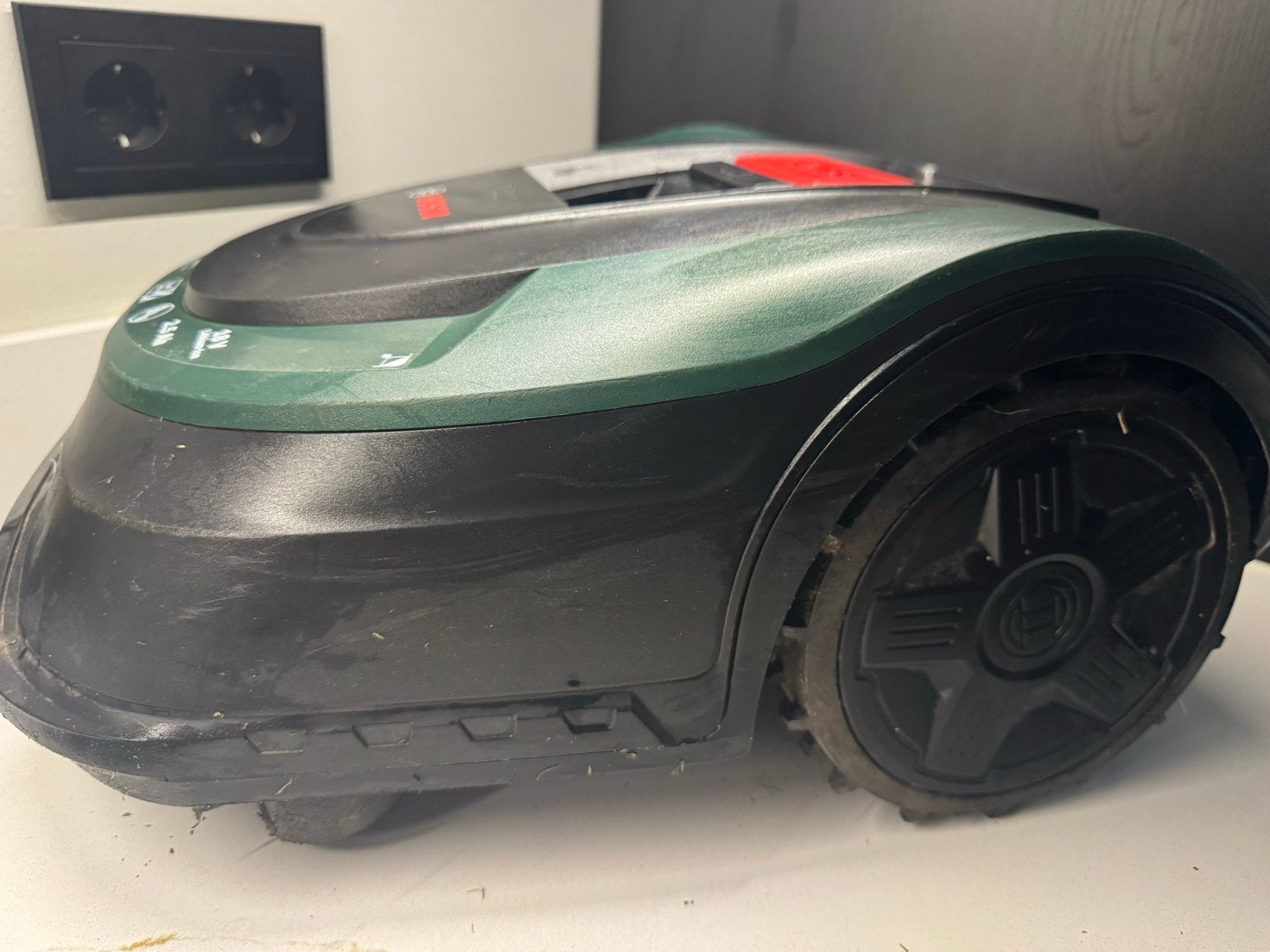 Bosch Indego XS 300 robotmaaier met laadstation, Tuin en Terras, Cirkelmaaier, Gebruikt, Minder dan 30 cm, Accu-grasmaaier