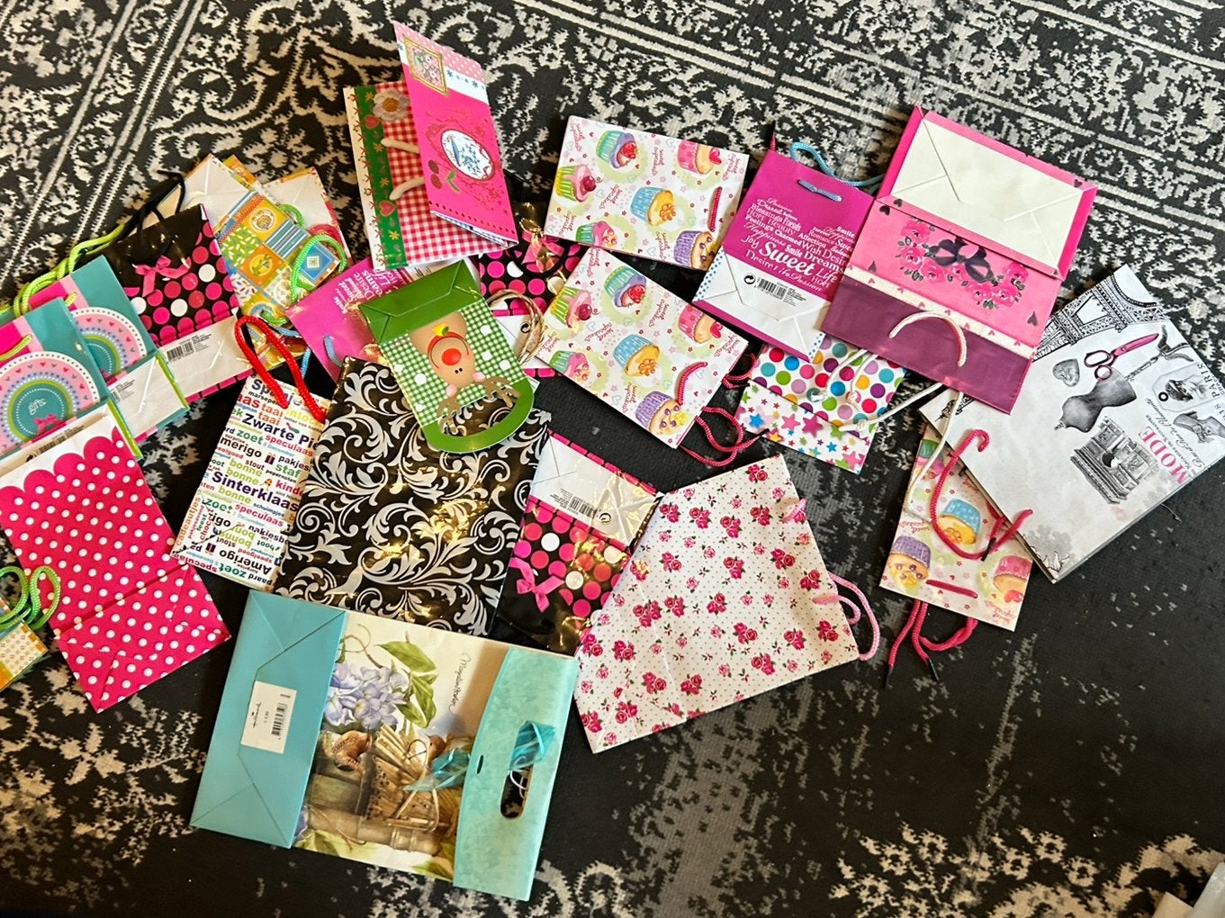 Aantal cadeau tasjes papier, Hobby en Vrije tijd, Feestartikelen, Ophalen of Verzenden, Zo goed als nieuw