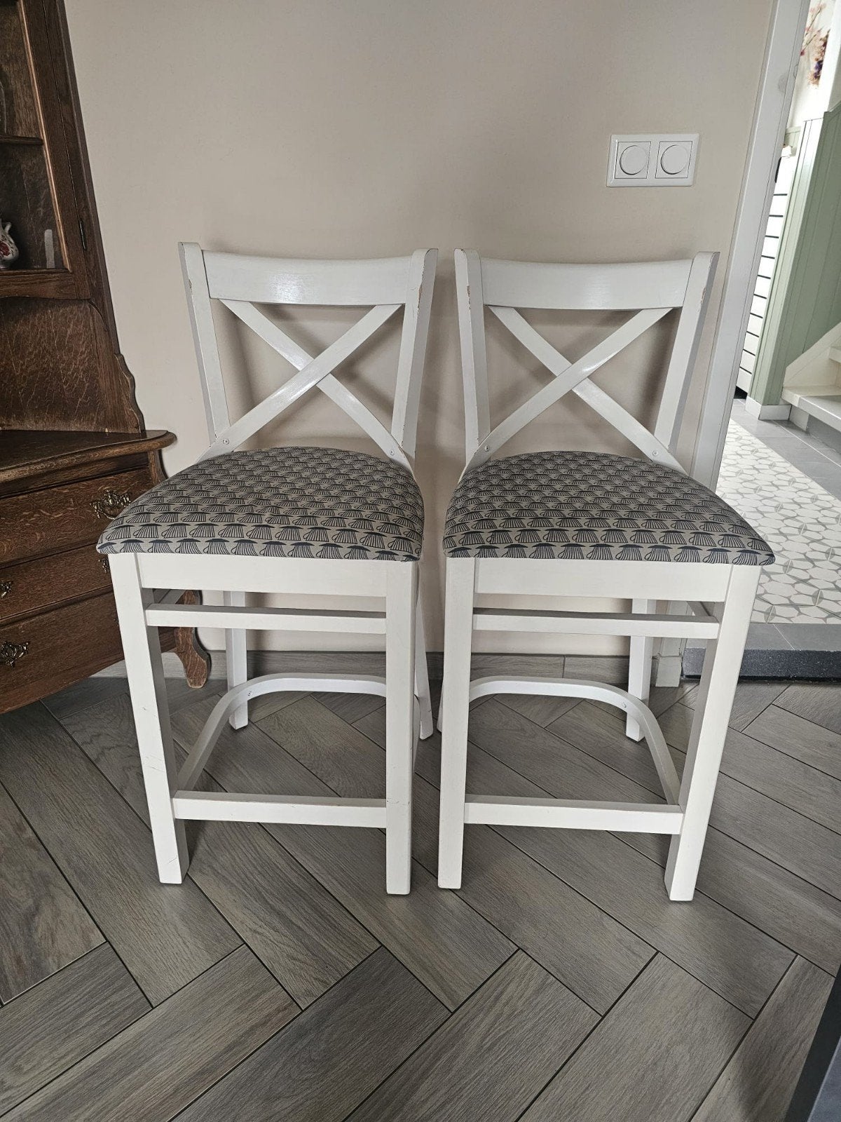 Set van 2 witte barkrukken met stoffen zitting, Ophalen, Gebruikt, 90 cm of meer, Hout
