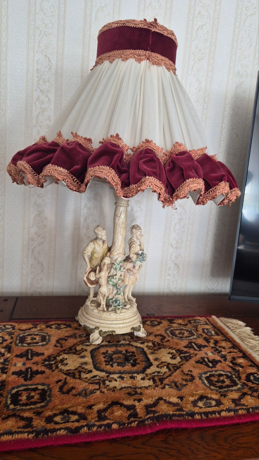Antieke tafellamp met gedetailleerde figuren en stoffen kap, Ophalen of Verzenden