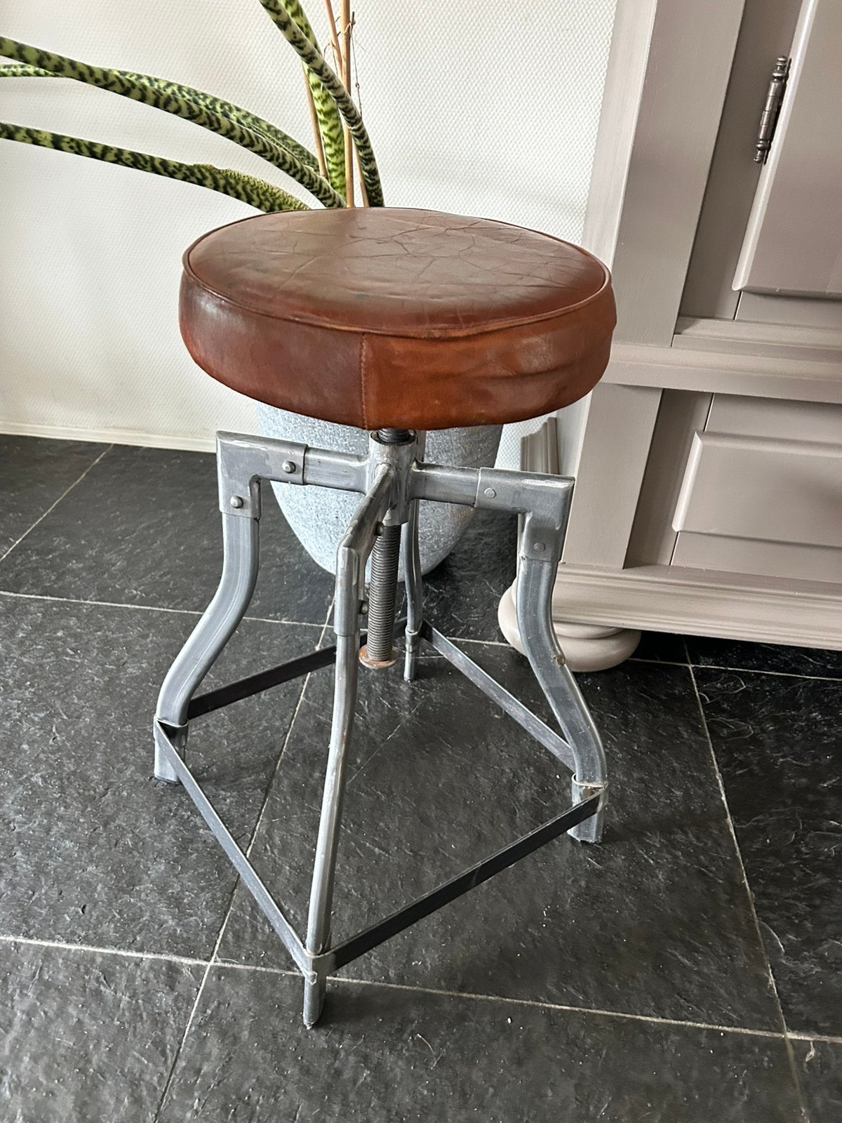 Industriële verstelbare kruk – vintage look, Huis en Inrichting, Krukjes, Ophalen of Verzenden, In hoogte verstelbaar, Zo goed als nieuw