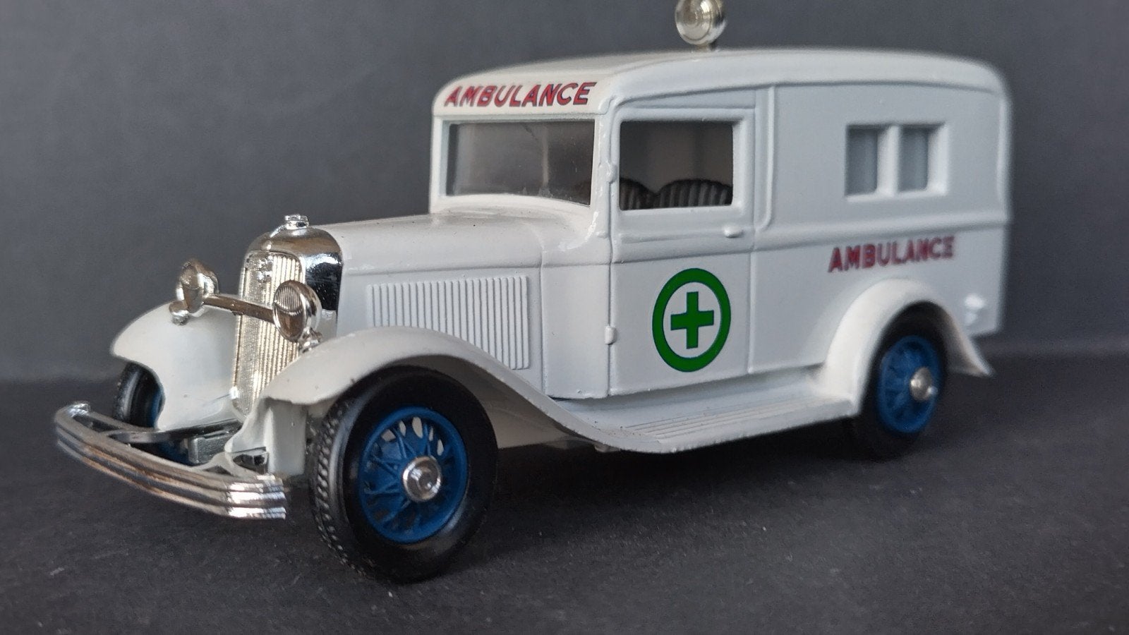 Ford 1932 ambulance 1:43 Eligor Pol, Hobby en Vrije tijd, Modelauto's | 1:43, Zo goed als nieuw, Auto, Overige merken, Verzenden