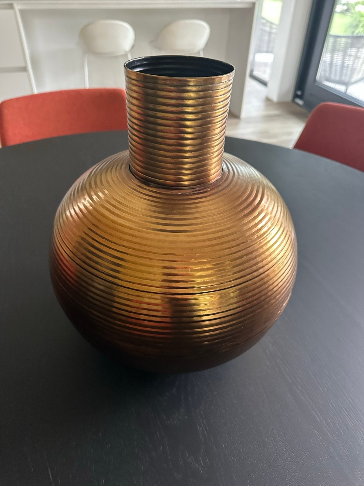 Decoratieve gouden vaas met geribbelde textuur, Ophalen