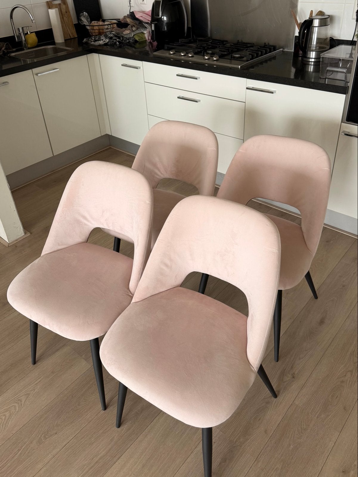4x Licht roze fluwelen eetkamerstoelen - 35€ p/s - Kwantum, Huis en Inrichting, Stoelen, Ophalen, Overige kleuren, Zo goed als nieuw