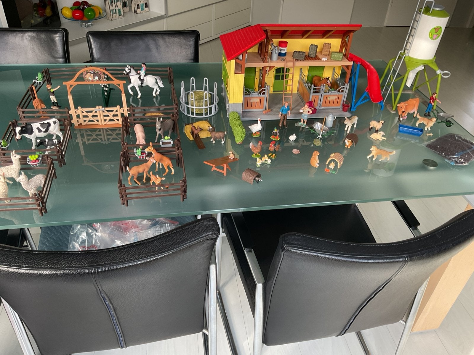 Schleich boerderij met dieren, rijbak met hindernissen enz, Ophalen of Verzenden, Zo goed als nieuw