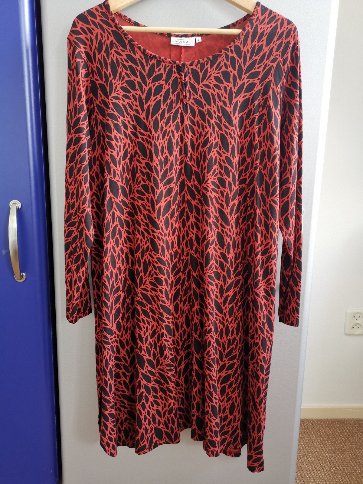 Masai jurk rood/zwart met bladprint, maat L, Kleding | Dames, Maat 42/44 (L), Ophalen of Verzenden, Zo goed als nieuw, Knielengte