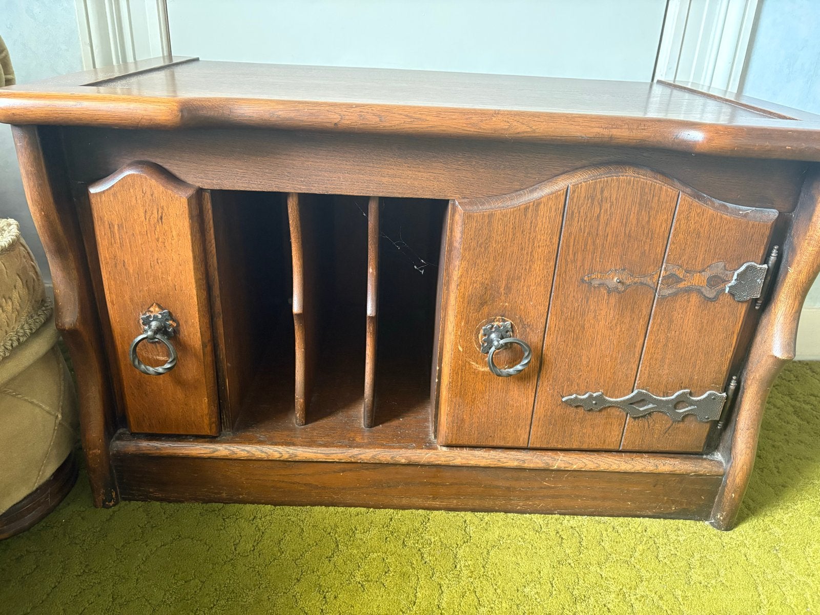 Oude houten kastje met deurtjes en opbergvakken, Ophalen