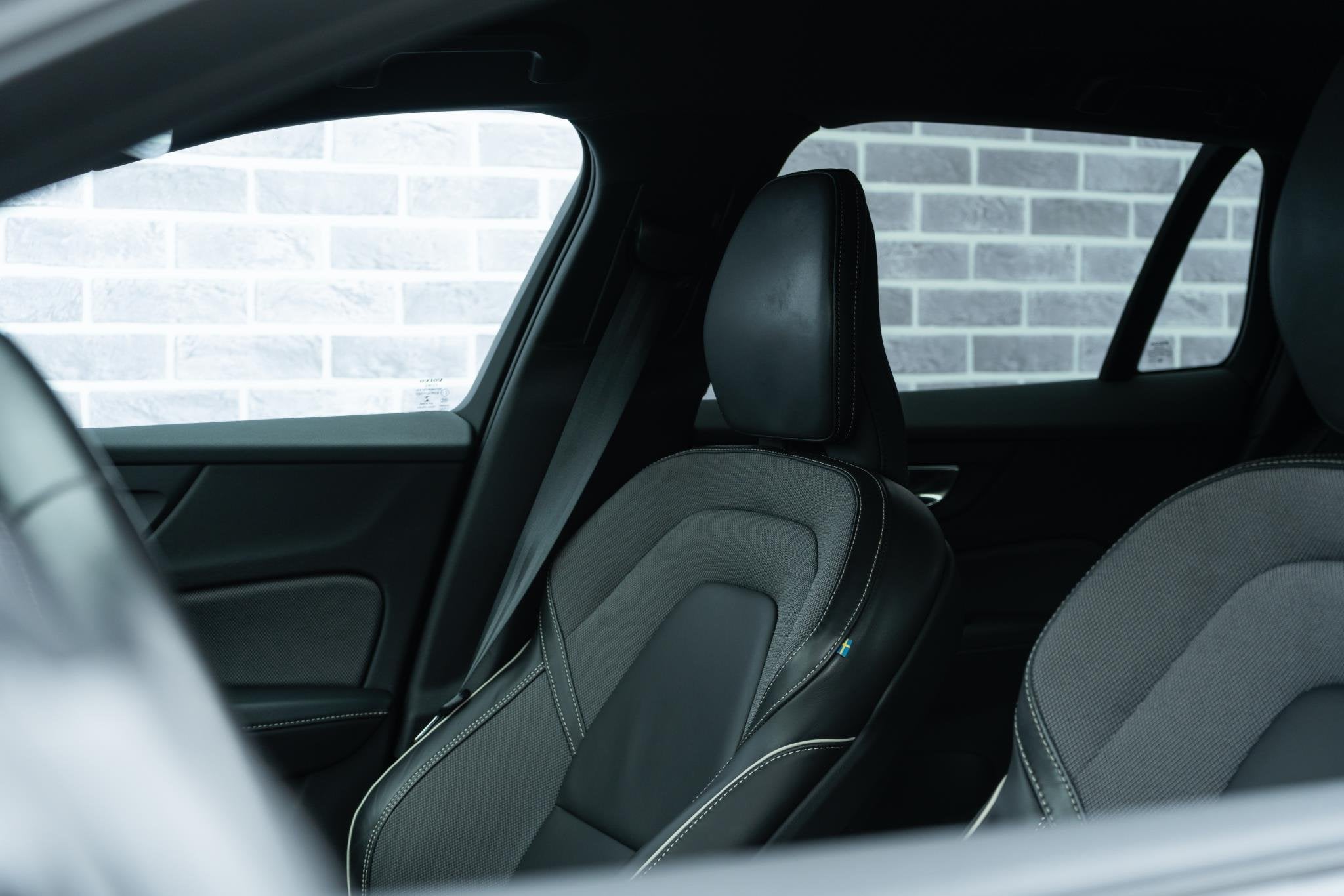 Foto 5 van Volvo V60 2.0 T6 Recharge AWD R-Design | Trekhaak | Adaptiev