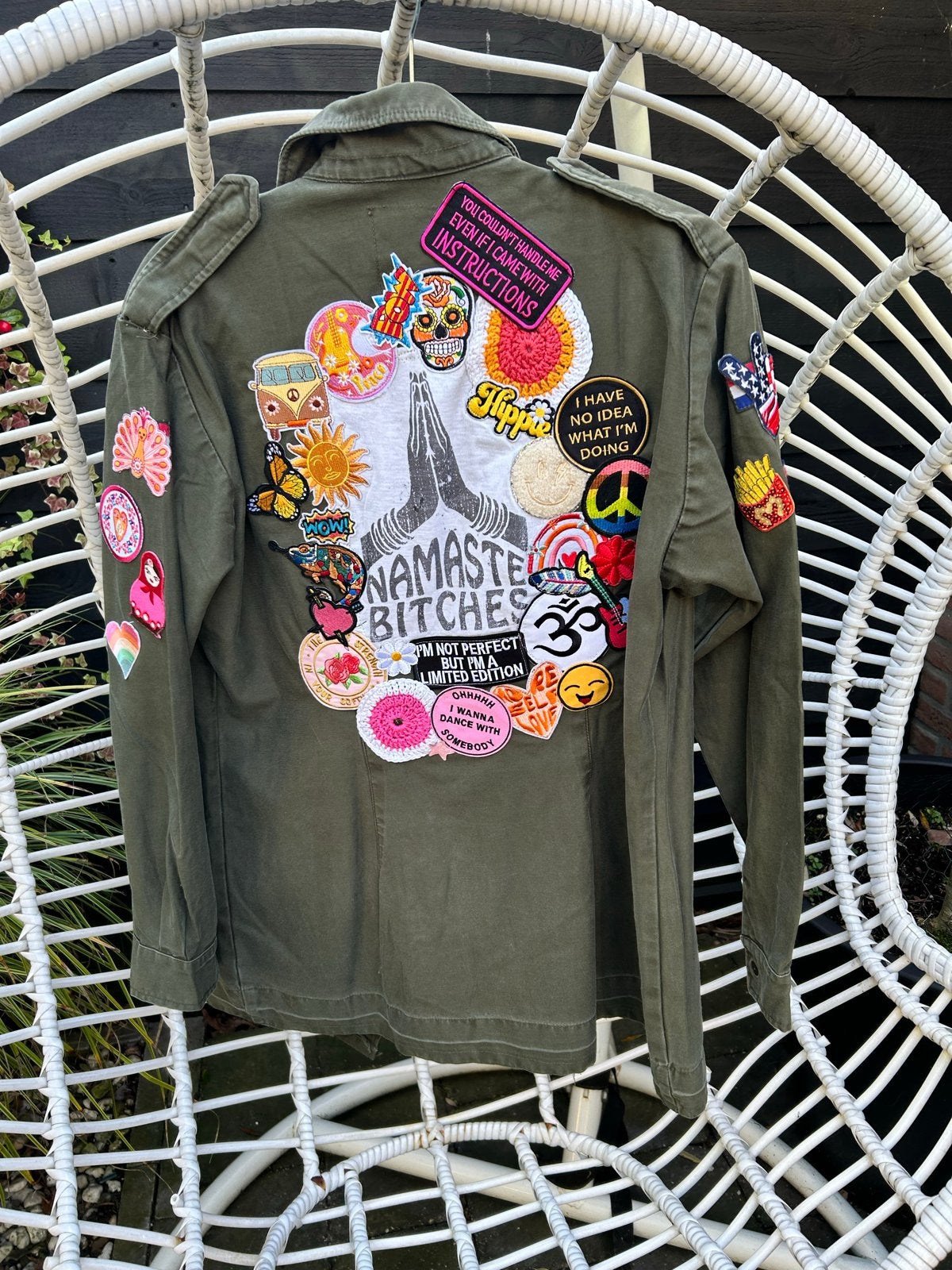 Unieke legergroene jas met patches - Maat L/XL, Ophalen of Verzenden, Zo goed als nieuw, Maat 42/44 (L), Groen