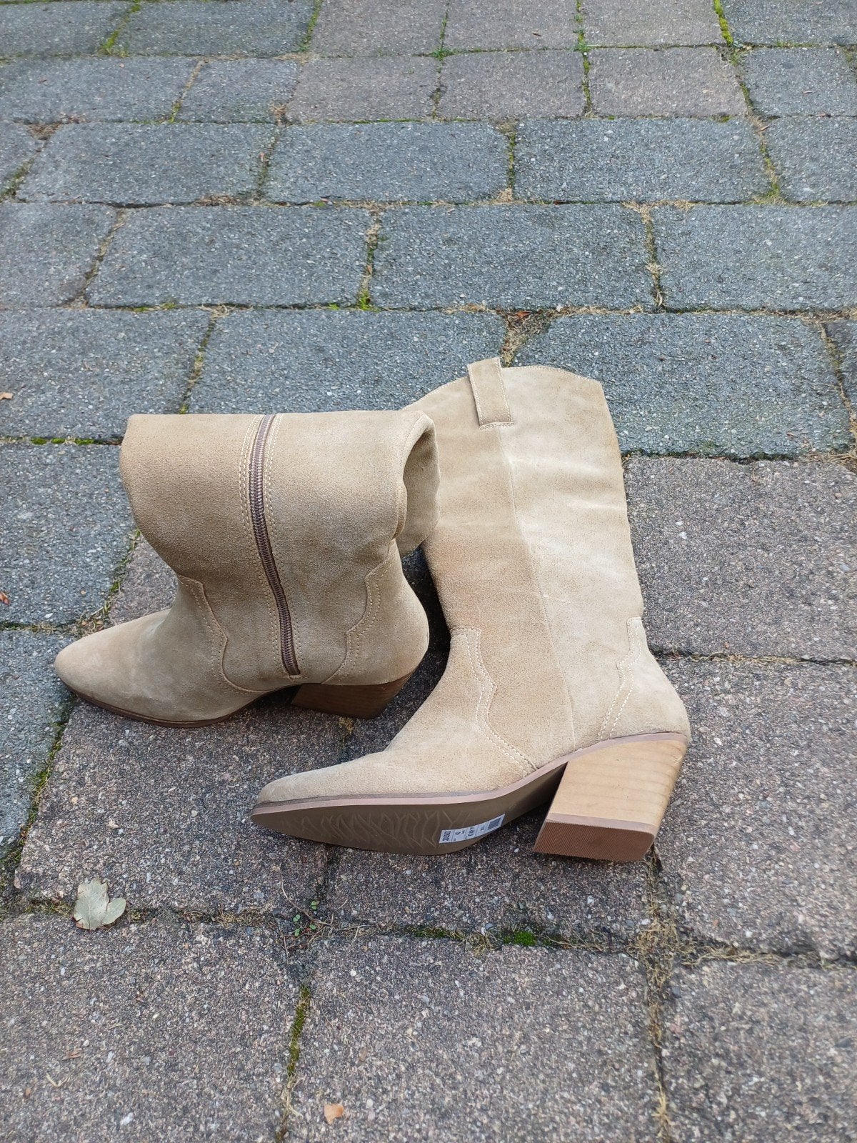 Beige suède laarzen maat 40 - Nieuw, Kleding | Dames, Ophalen of Verzenden, Nieuw, Beige, Hoge laarzen