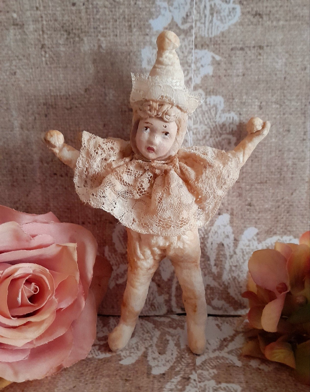 Mooi brocante wattenpopje clowntje met kant Feathertree, Ophalen of Verzenden