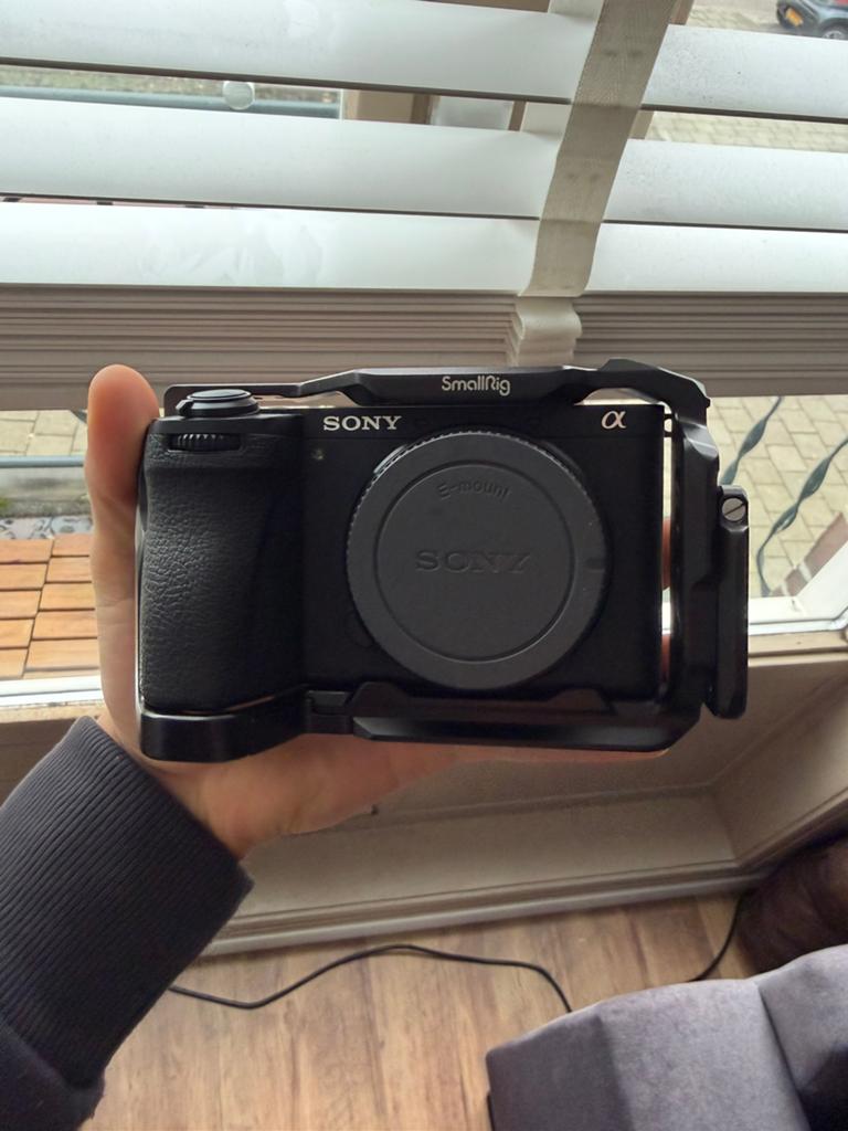 Sony A6700 + smallrig cage, Ophalen of Verzenden, Zo goed als nieuw, Sony, Geen optische zoom